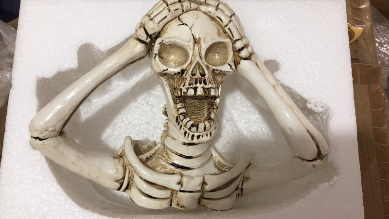 Screaming Specter Skull Garden Pendant